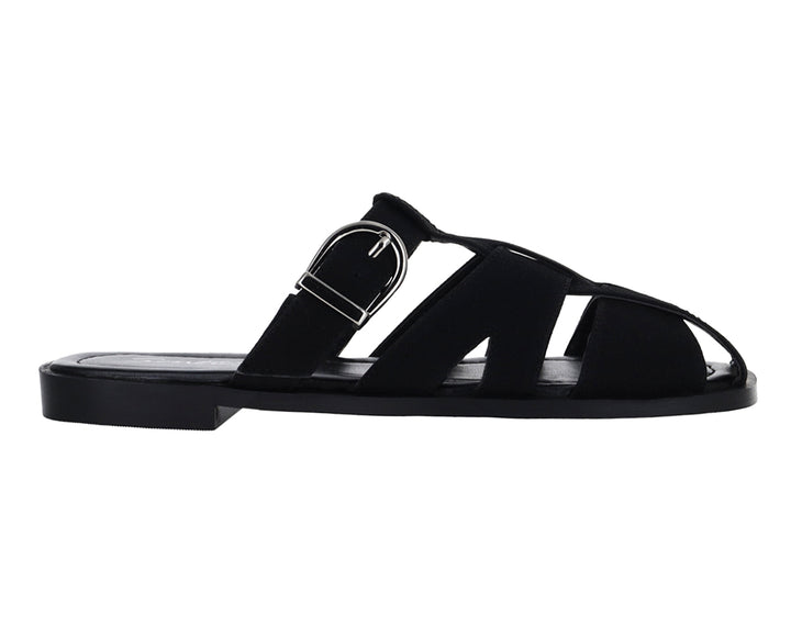 Sandalia plana de color negro con hebilla plateada para mujer.