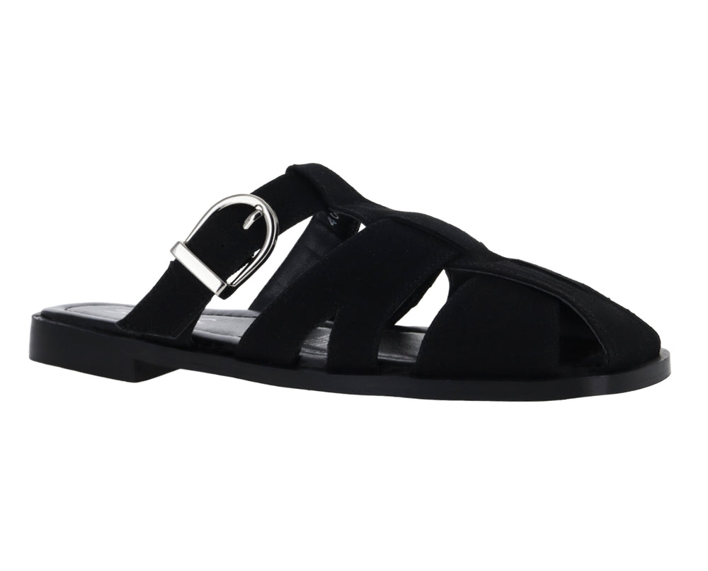 Sandalia plana de color negro con hebilla plateada para mujer.