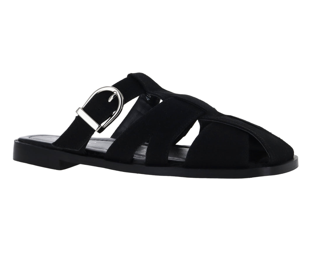 Sandalia plana de color negro con hebilla plateada para mujer.