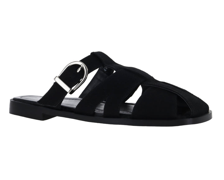 Sandalia plana de color negro con hebilla plateada para mujer.