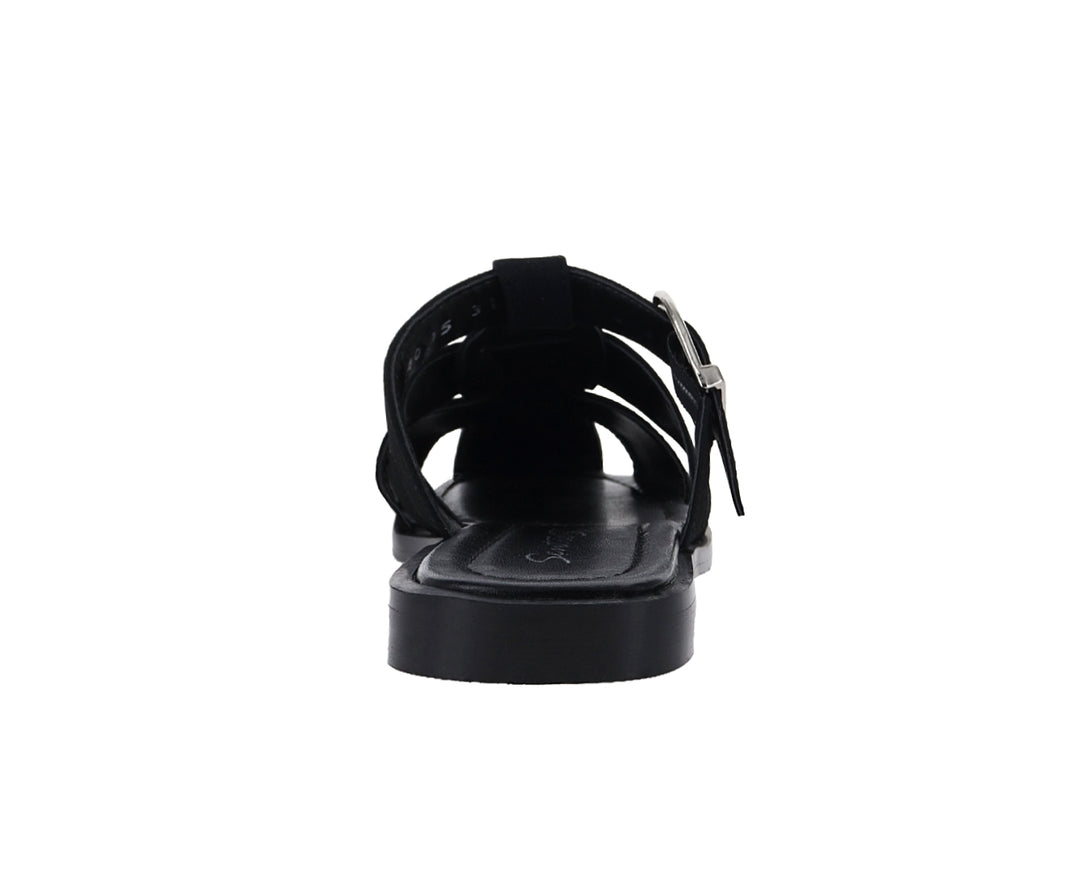 Sandalia plana de color negro con hebilla plateada para mujer.
