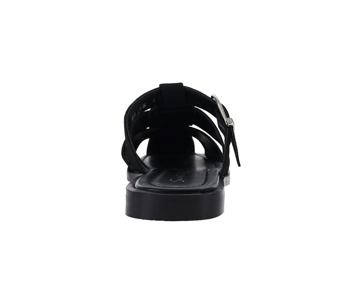 Sandalia plana de color negro con hebilla plateada para mujer.