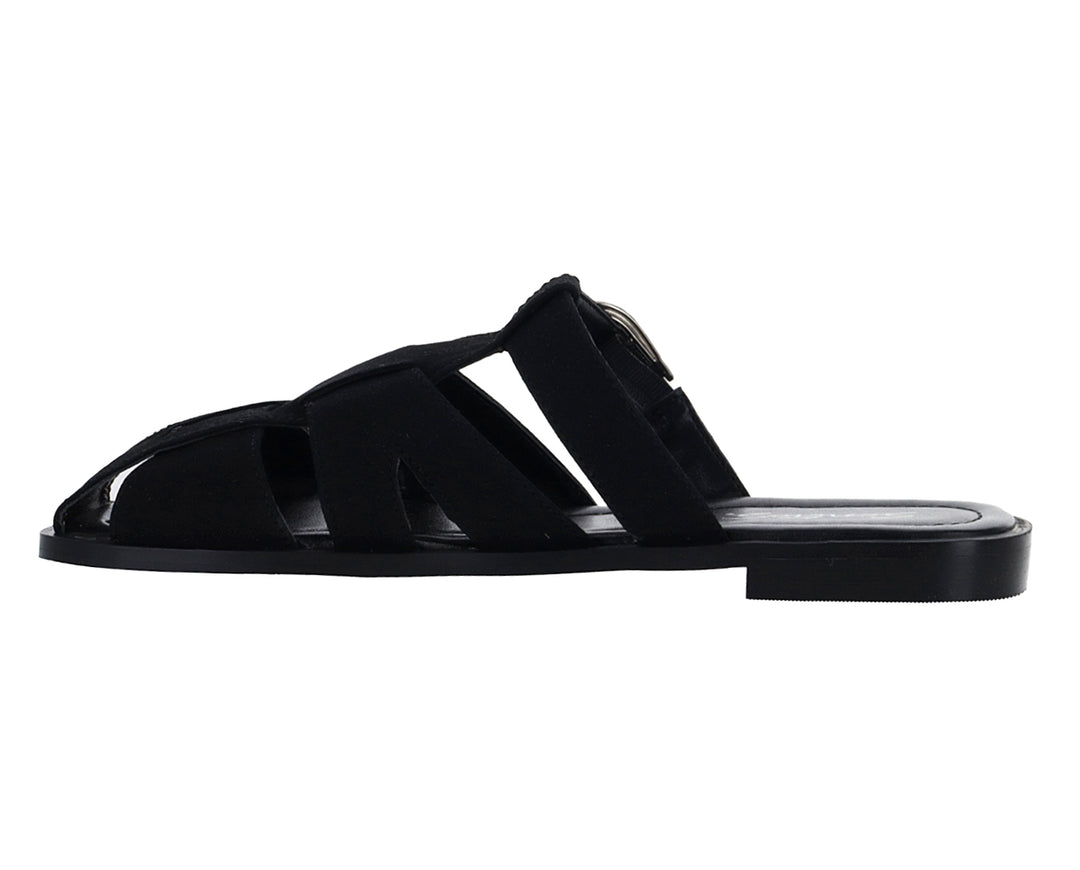 Sandalia plana de color negro con hebilla plateada para mujer.