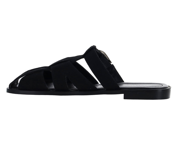 Sandalia plana de color negro con hebilla plateada para mujer.