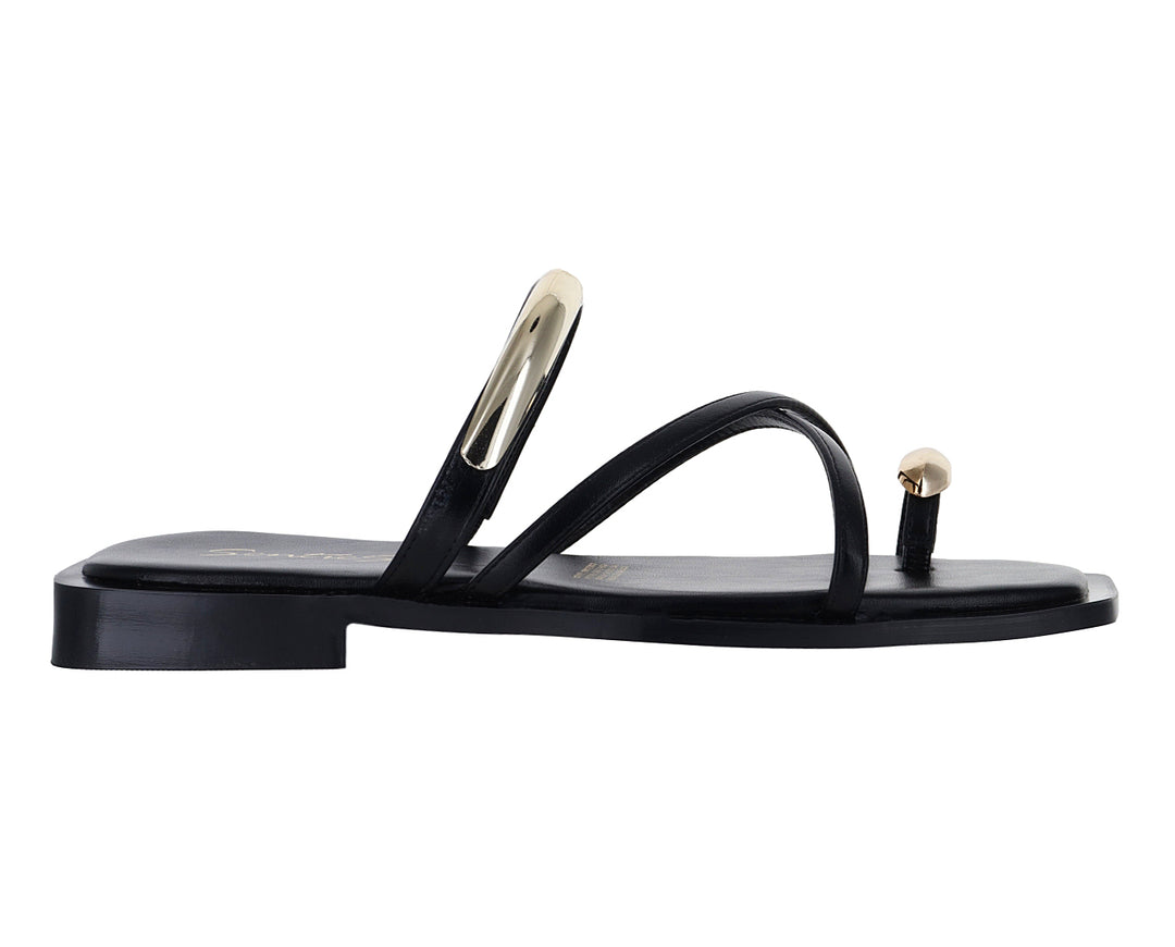 Sandalias negras para mujer con detalles metálicos en color dorado en la tira y la punta.
