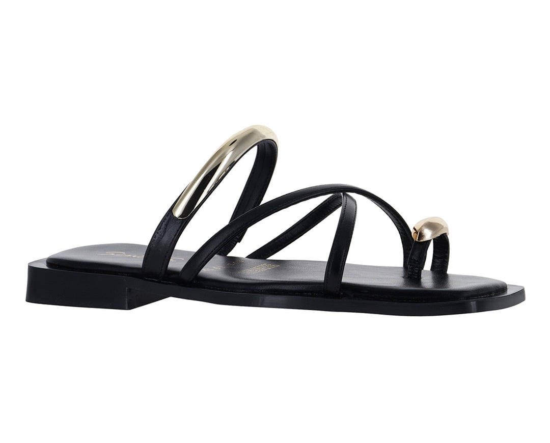 Sandalias negras para mujer con detalles metálicos en color dorado en la tira y la punta.