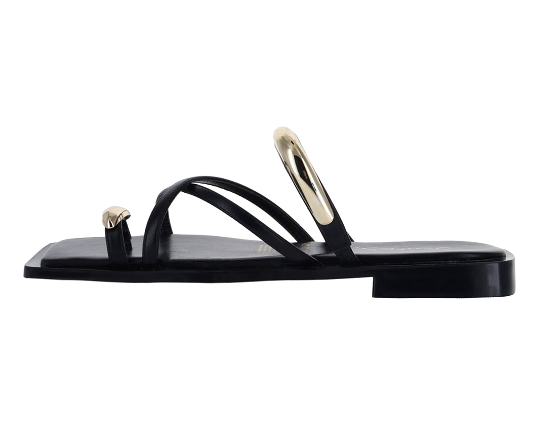 Sandalias negras para mujer con detalles metálicos en color dorado en la tira y la punta.