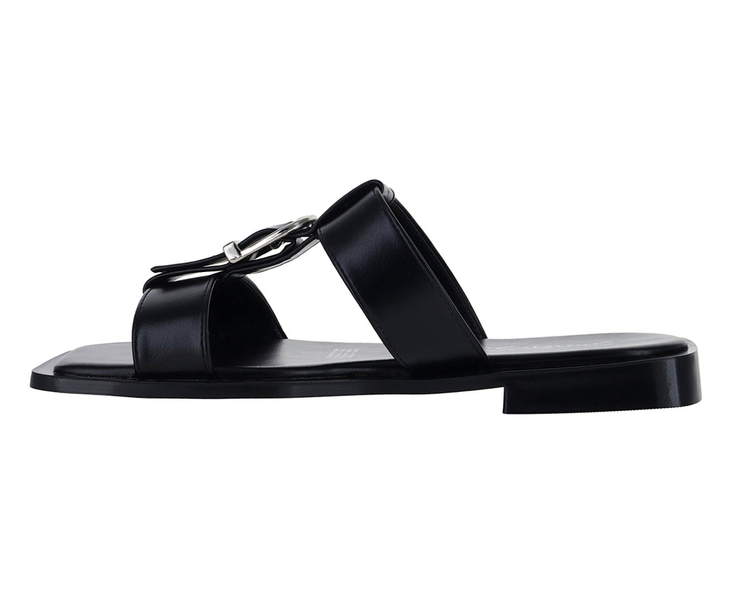 Sandalias negras para mujer de la marca Senties con diseño plano y hebilla metálica.
