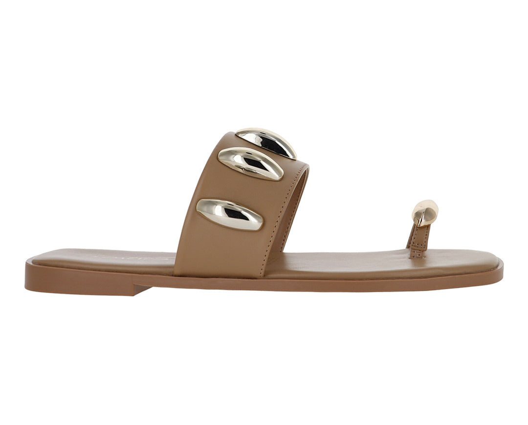 Sandalias planas color camel con adornos metálicos brillantes para mujer.