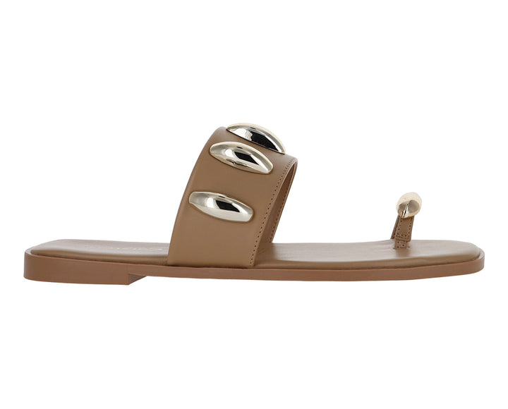 Sandalias planas color camel con adornos metálicos brillantes para mujer.