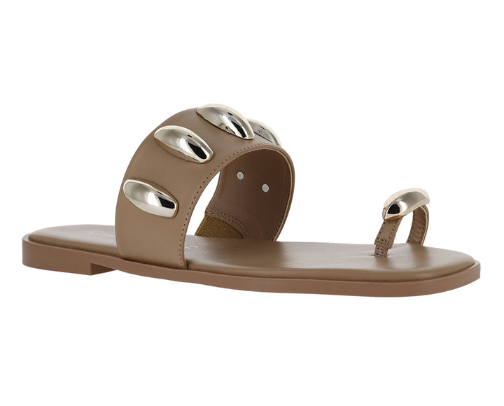 Sandalias planas color camel con adornos metálicos brillantes para mujer.