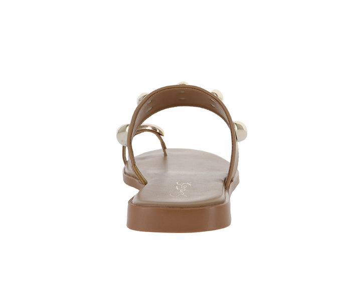 Sandalias planas color camel con adornos metálicos brillantes para mujer.