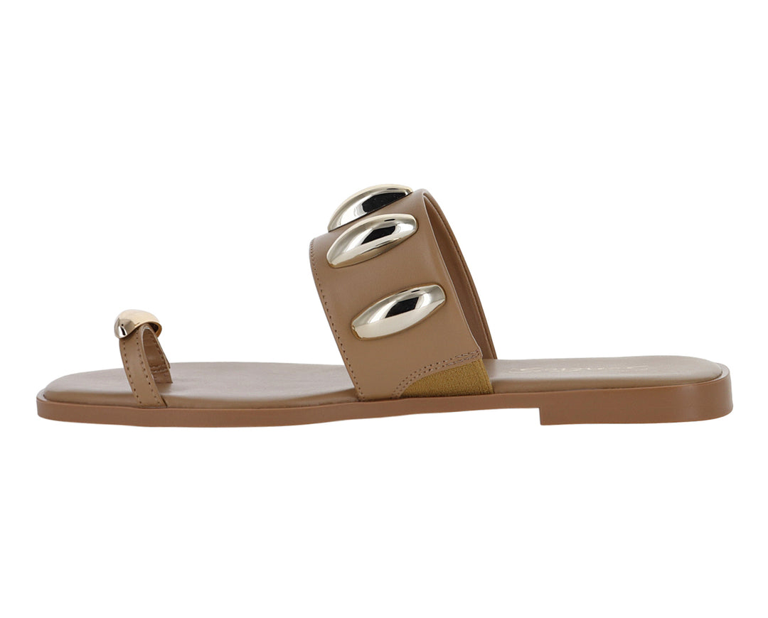 Sandalias planas color camel con adornos metálicos brillantes para mujer.
