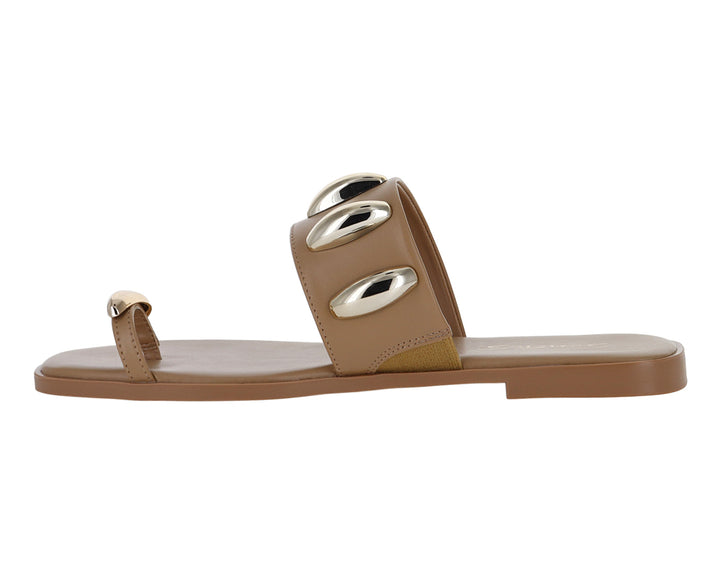 Sandalias planas color camel con adornos metálicos brillantes para mujer.
