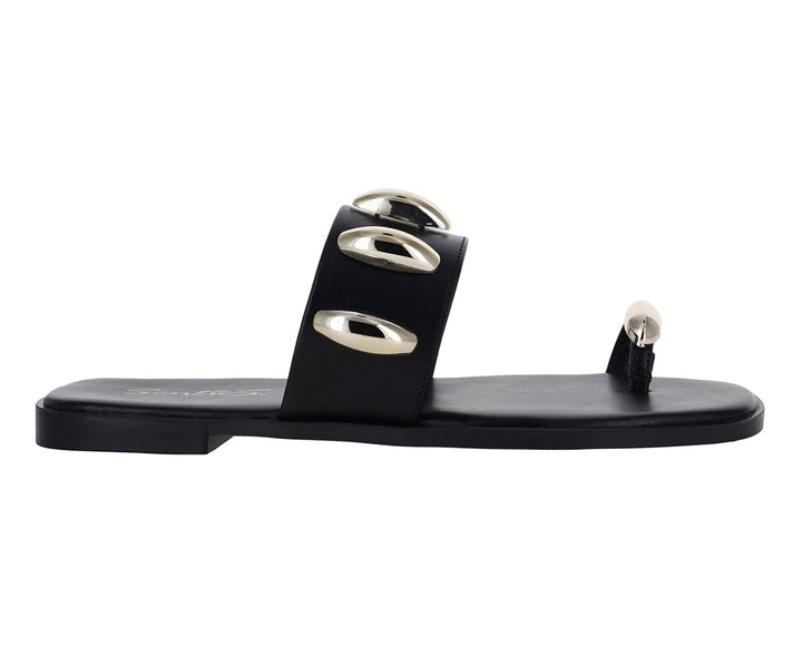 Sandalia plana color negro para mujer con detalles metálicos dorados ovalados.