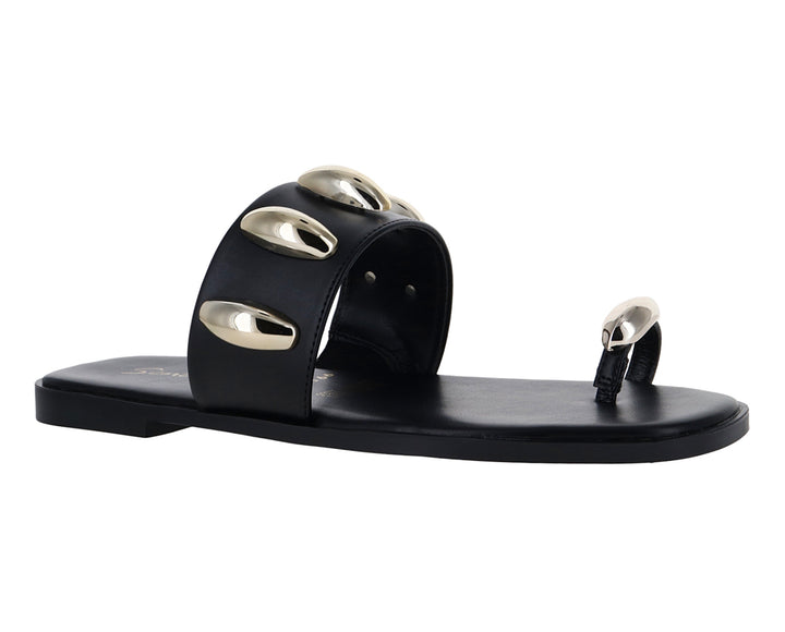 Sandalia plana color negro para mujer con detalles metálicos dorados ovalados.