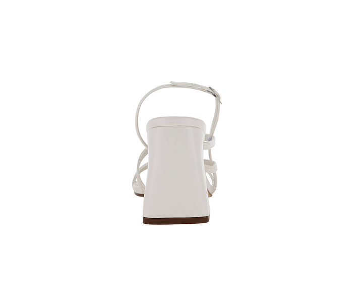 Sandalias color latte con tacón grueso y tiras cruzadas para mujer.