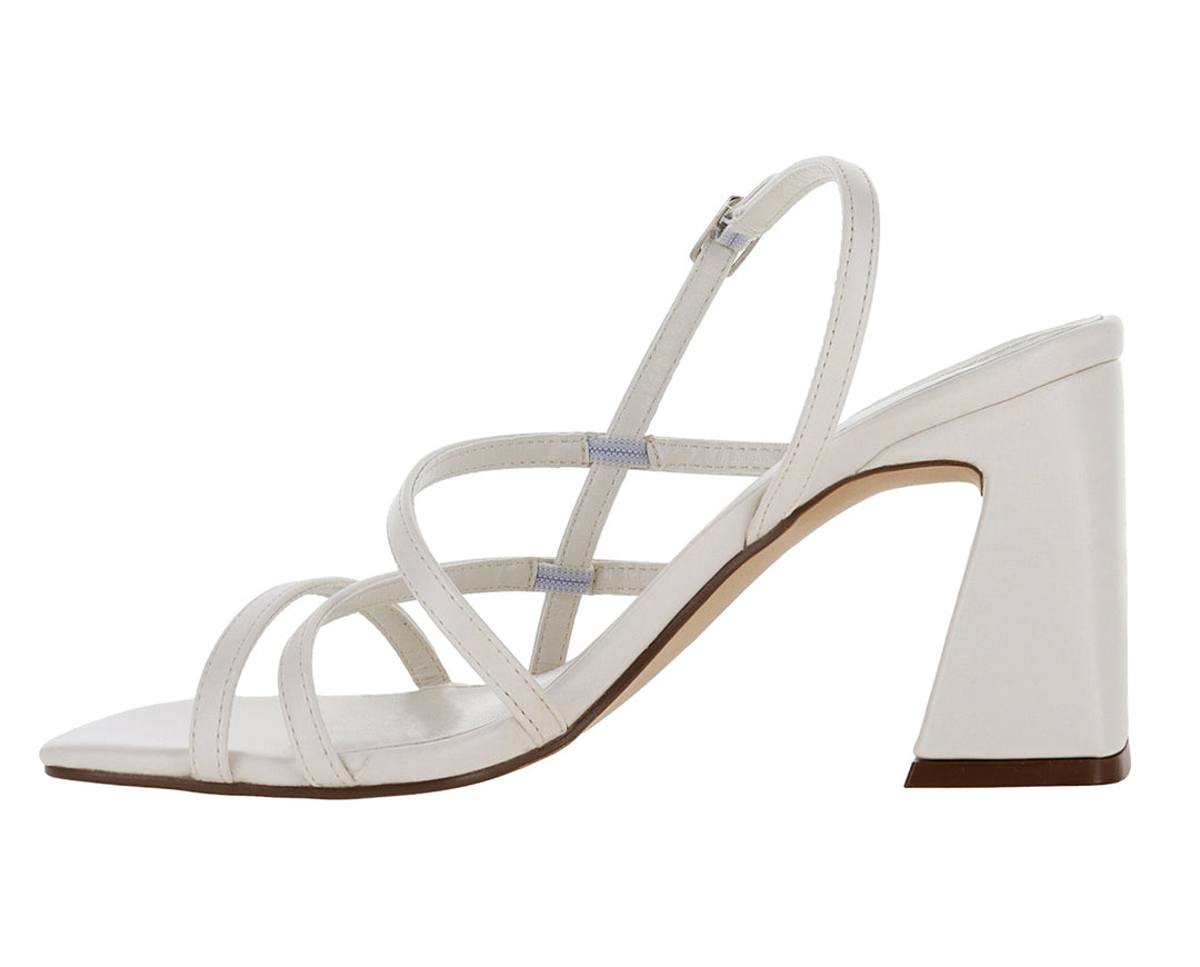 Sandalias color latte con tacón grueso y tiras cruzadas para mujer.