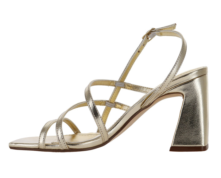 Sandalias color oro con tacón cuadrado y tiras cruzadas para mujer.