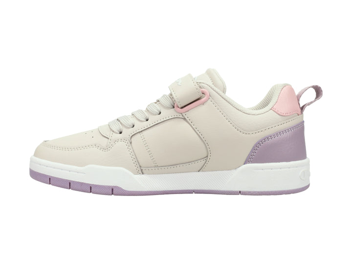 Tenis Champion color beige y morado con correa ajustable y suela blanca.