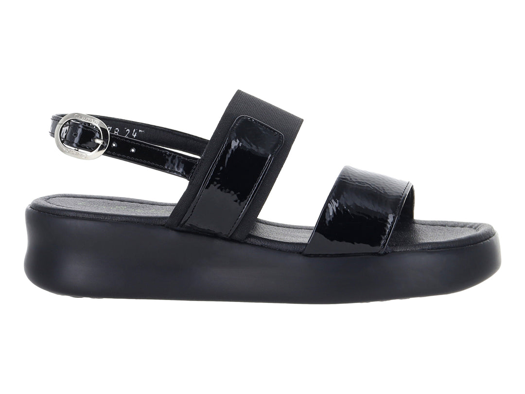 Sandalias de plataforma negras con acabado brillante y hebilla metálica.