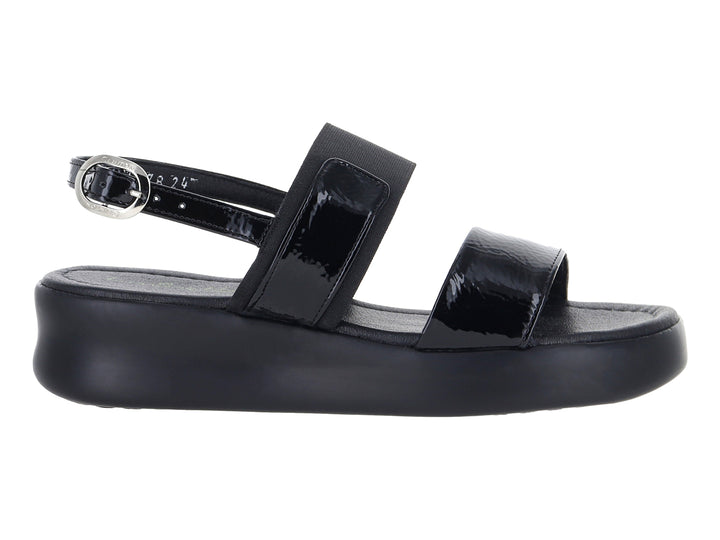 Sandalias de plataforma negras con acabado brillante y hebilla metálica.