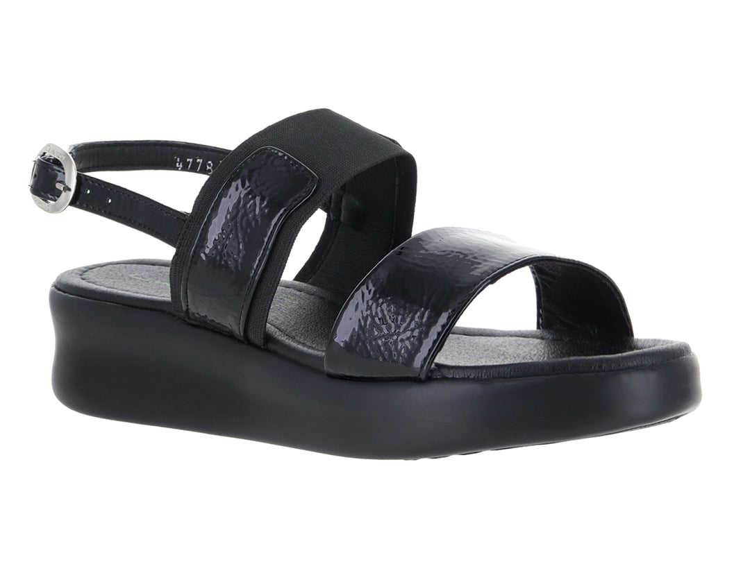 Sandalias de plataforma negras con acabado brillante y hebilla metálica.