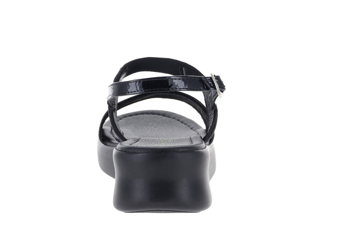 Sandalias de plataforma negras con acabado brillante y hebilla metálica.