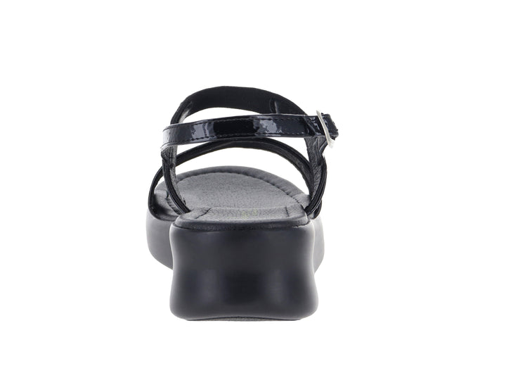 Sandalias de plataforma negras con acabado brillante y hebilla metálica.