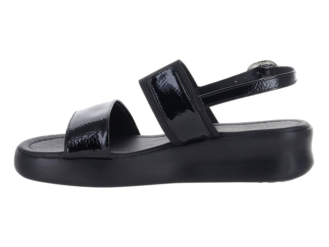 Sandalias de plataforma negras con acabado brillante y hebilla metálica.