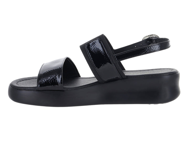 Sandalias de plataforma negras con acabado brillante y hebilla metálica.