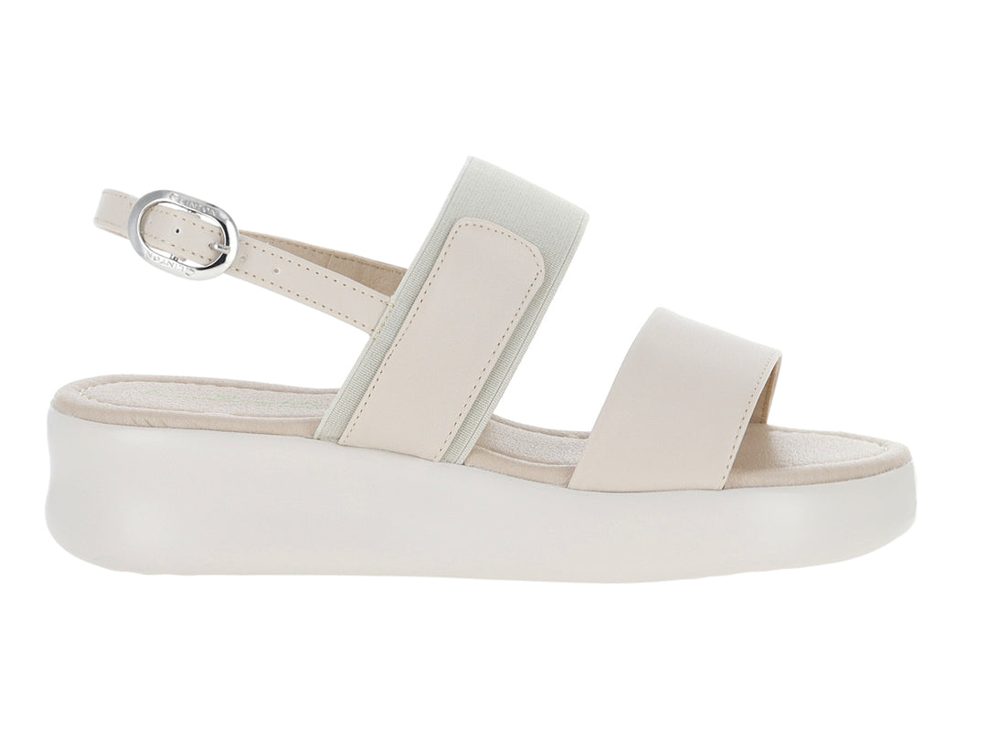Sandalias de plataforma color nude con correa ajustable y hebilla plateada.