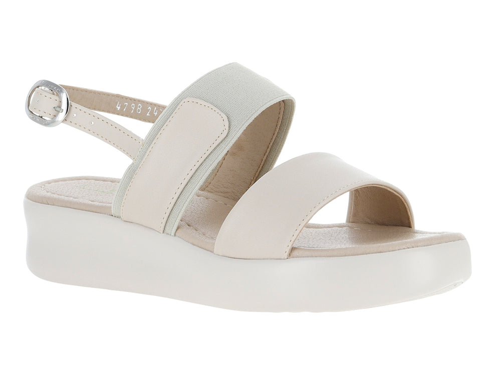 Sandalias de plataforma color nude con correa ajustable y hebilla plateada.