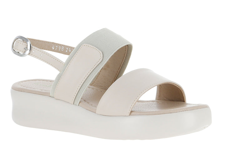 Sandalias de plataforma color nude con correa ajustable y hebilla plateada.