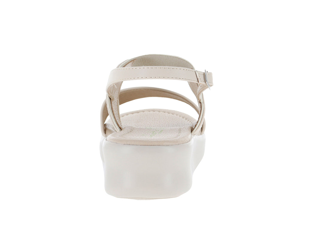 Sandalias de plataforma color nude con correa ajustable y hebilla plateada.