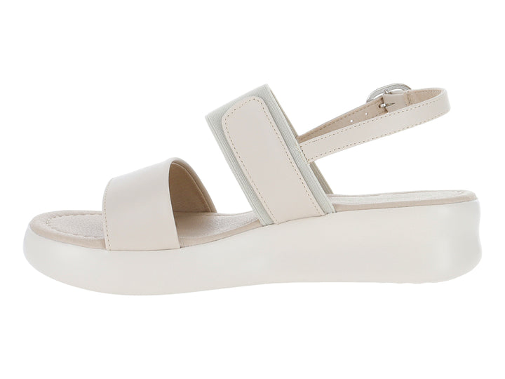 Sandalias de plataforma color nude con correa ajustable y hebilla plateada.