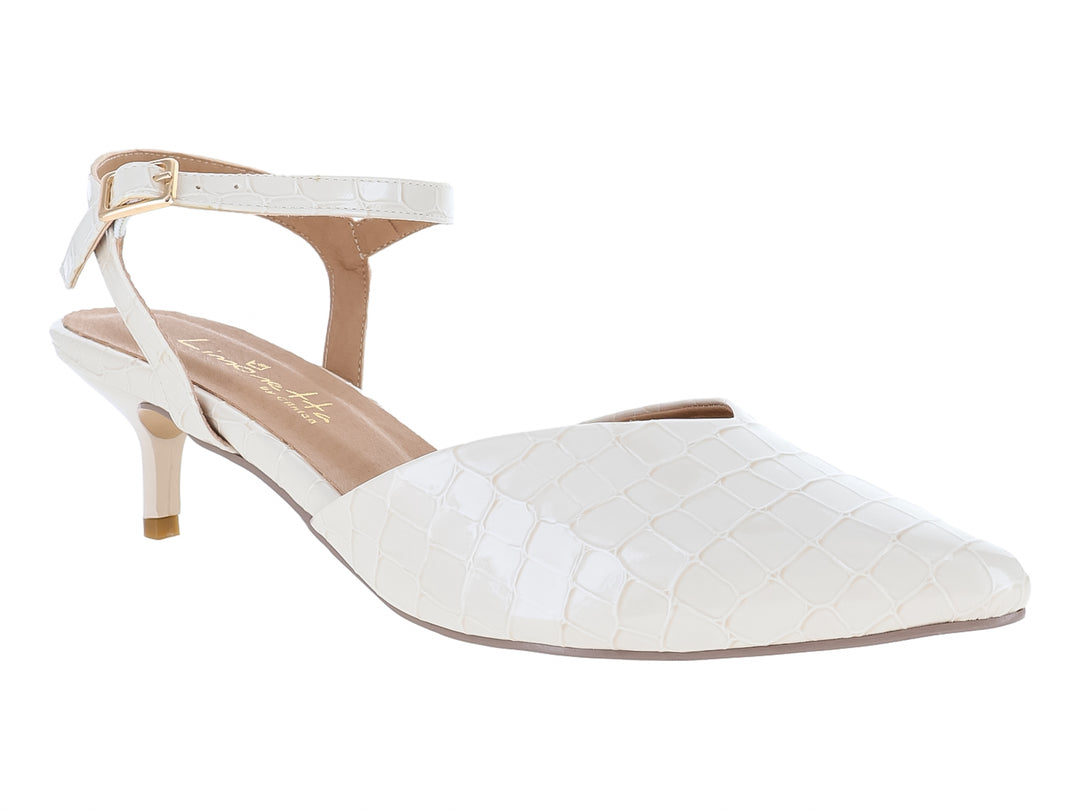 Zapato de tacón bajo color blanco latte con textura de piel de lagarto y correa al tobillo.