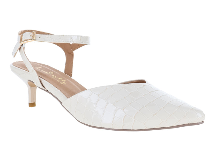 Zapato de tacón bajo color blanco latte con textura de piel de lagarto y correa al tobillo.
