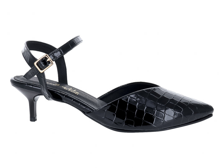 Zapato de tacón bajo color negro con textura de piel de lagarto y correa al tobillo.