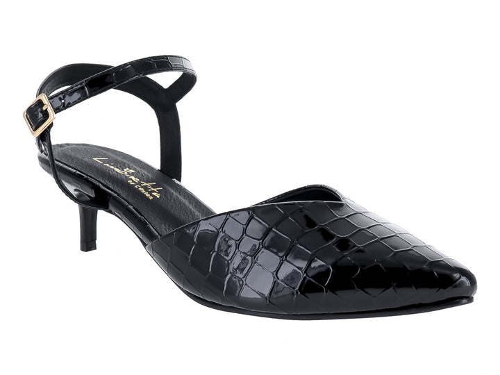 Zapato de tacón bajo color negro con textura de piel de lagarto y correa al tobillo.