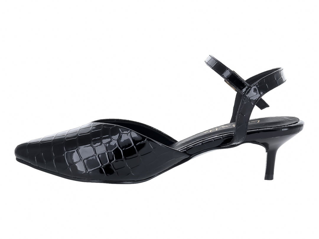 Zapato de tacón bajo color negro con textura de piel de lagarto y correa al tobillo.