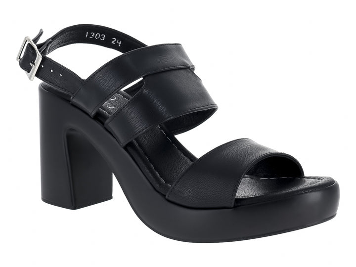 Sandalia de plataforma color negro con tacón grueso y correa con hebilla.