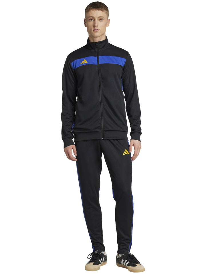 Conjunto deportivo Adidas color negro con franja azul en el pecho y pantalones a juego.