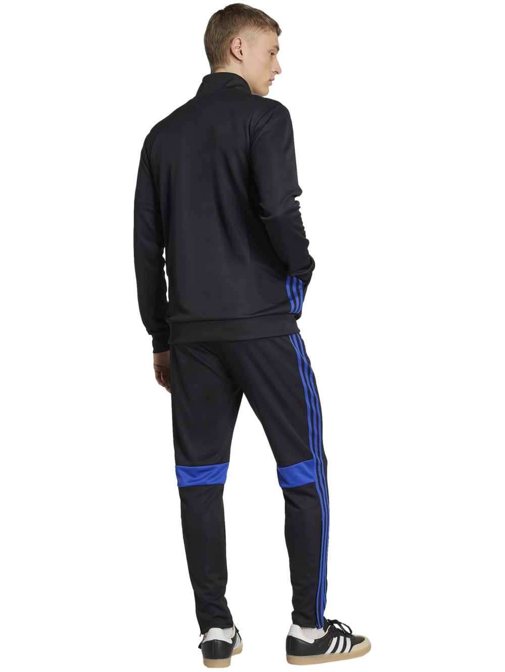 Conjunto deportivo Adidas color negro con franja azul en el pecho y pantalones a juego.
