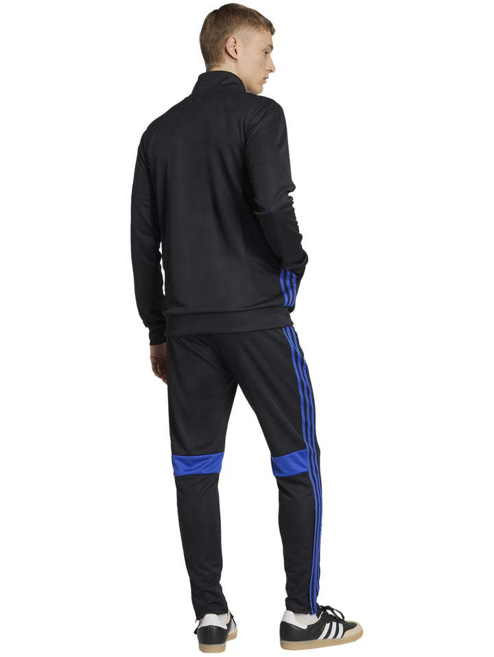 Conjunto deportivo Adidas color negro con franja azul en el pecho y pantalones a juego.