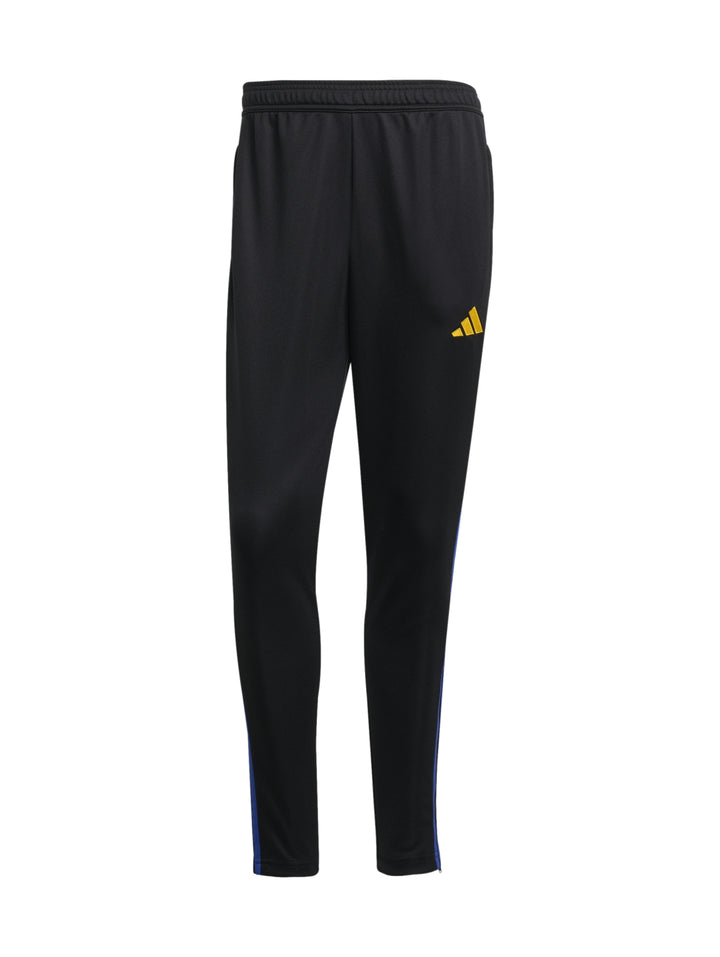Conjunto deportivo Adidas color negro con franja azul en el pecho y pantalones a juego.