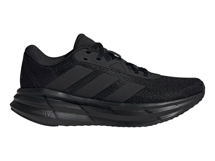 Tenis deportivos Adidas Galaxy 7 en color negro, vista lateral.
