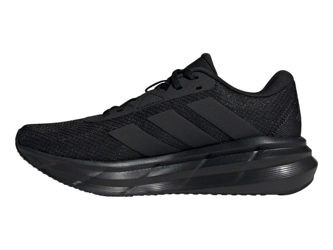 Tenis deportivos Adidas Galaxy 7 en color negro, vista lateral.