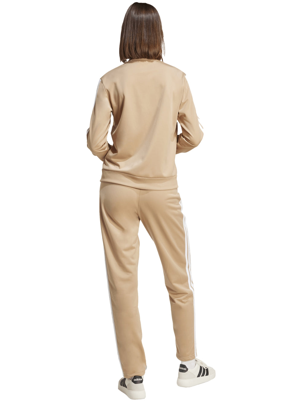 Conjunto deportivo Adidas Essentials color Warm Sandstone compuesto por chaqueta y pantalón con las tres franjas blancas.