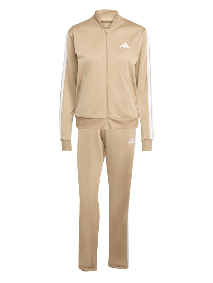 Conjunto deportivo Adidas Essentials color Warm Sandstone compuesto por chaqueta y pantalón con las tres franjas blancas.